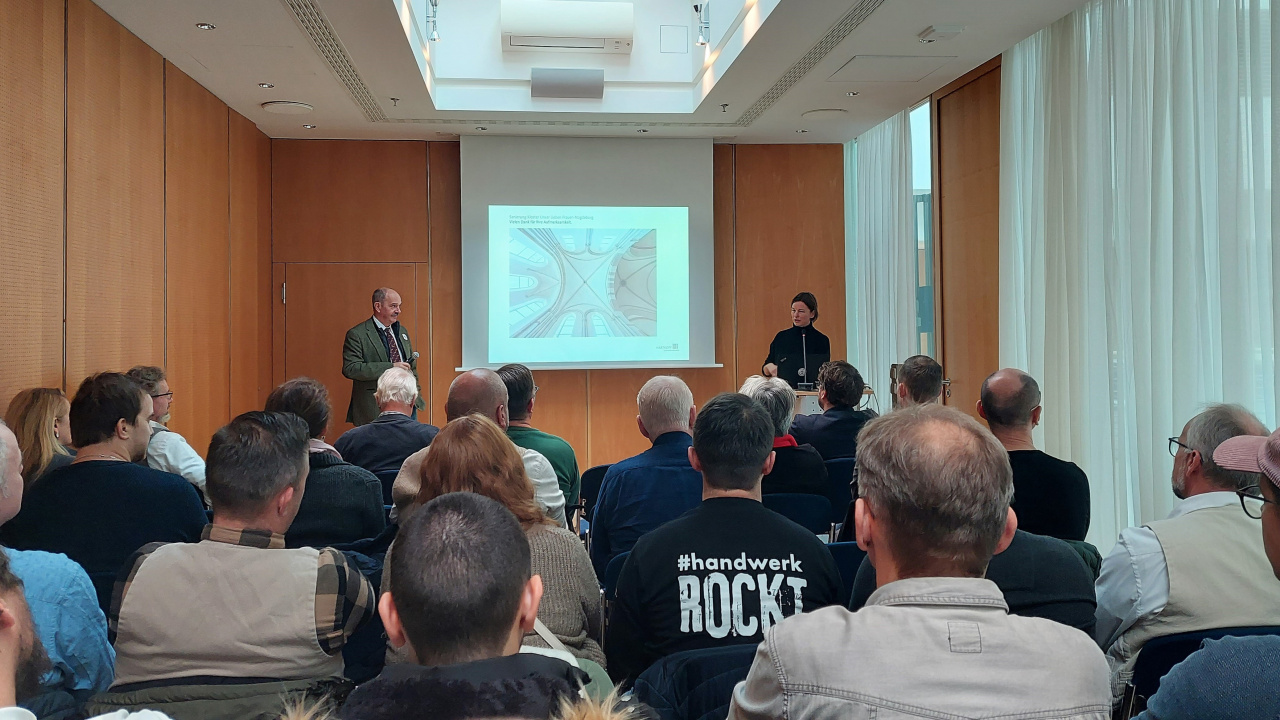 Prof. Regine Hartkopf berichtet beim Bundesverband Deutscher Steinmetze auf der "denkmal 2022" &uuml;ber die Einw&ouml;lbung des Chores in der Klosterkirche Magdeburg